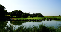 高爾夫教學(xué)：三桿洞，四面環(huán)水的5號(hào)洞怎么打？